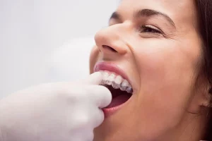 dentista-que-ayuda-paciente